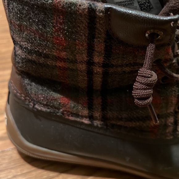SPERRY Saltwater Duck-boot. STS83680
Size 9
Brown plaid- matte rubber boot - Picture 4 of 6